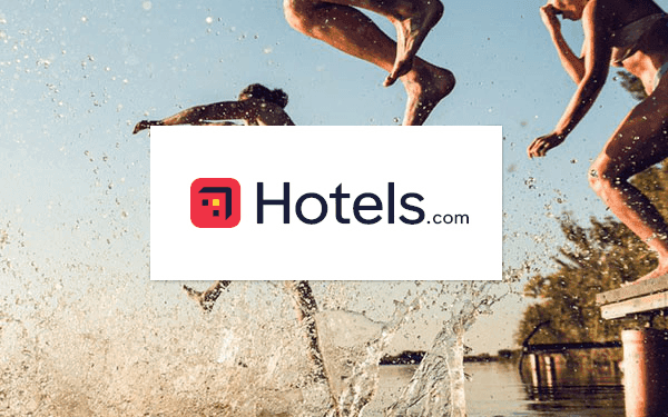 Människor som badar och Hotels.com logotype