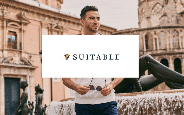Man med t-shirt och Suitable logotype