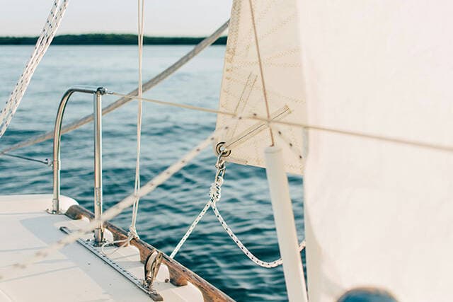 Del av segelbåt med havet i bakgrunden