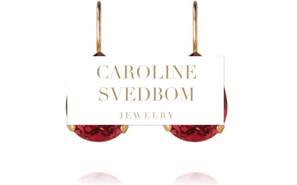 Bild på örhängen och Caroline Svedboms logotyp