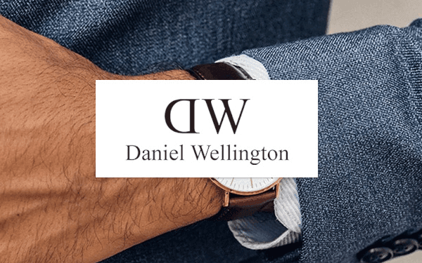 Bild på hand med klocka och Daniel Wellington logotyp