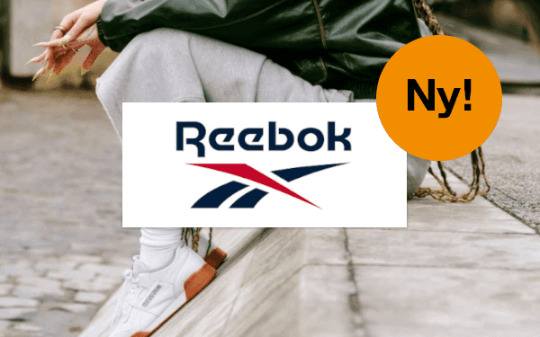Man sitter på trappa och Reebok logotype