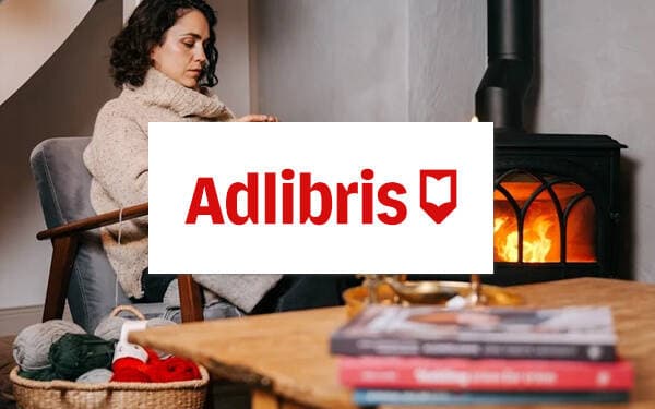 Kvinna som läser framför brasa och Adlibris logotyp