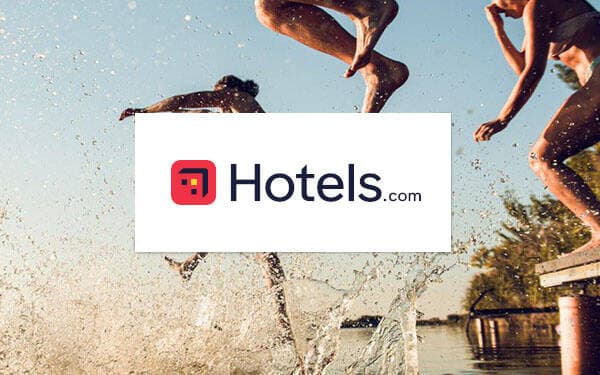 Människor som badar och Hotels.com logotyp