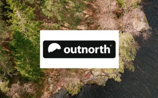 En ö med träd fotad ovanifrån och Outnorth logotyp