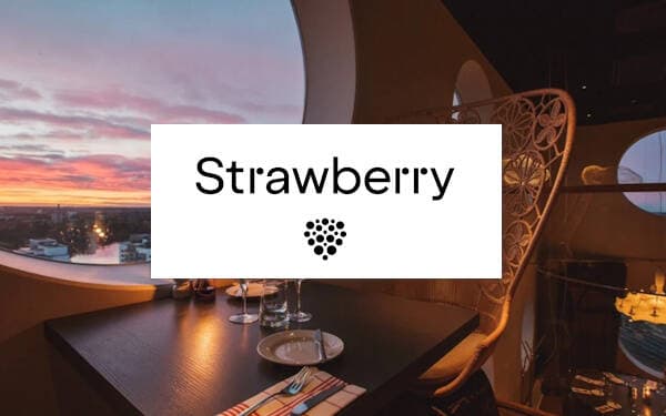 Stol och bord vid fönster och Strawberry logotyp