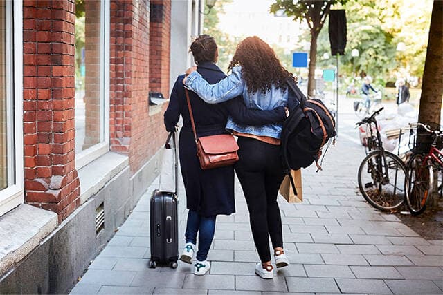 Två tjejer med resväskor