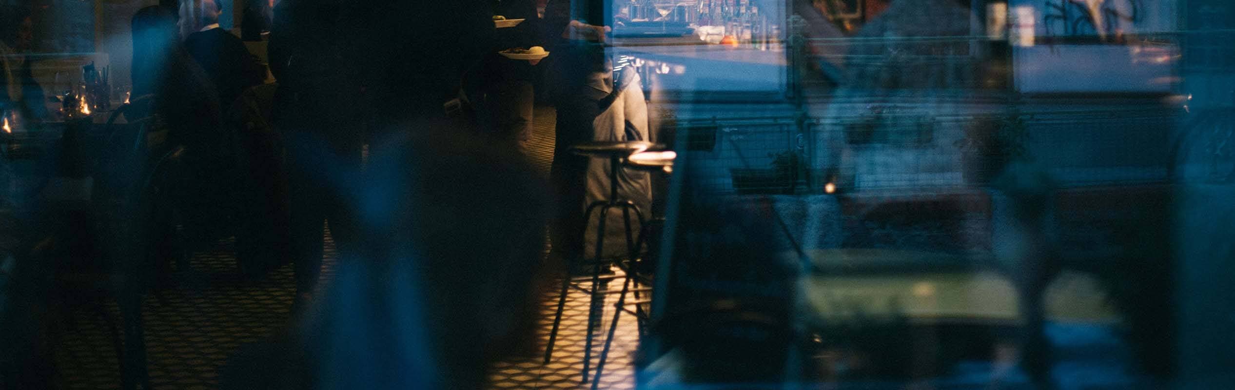 Människor som äter på restaurang