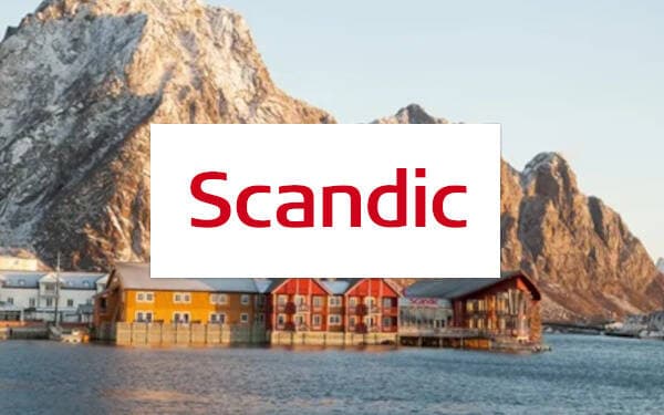 Bild på hus och berg och Scandic logotyp