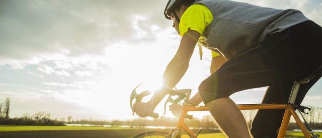 Närbild cyklist på landsväg. Med re:member delbetalning kan du betala i den takt som passar dig.