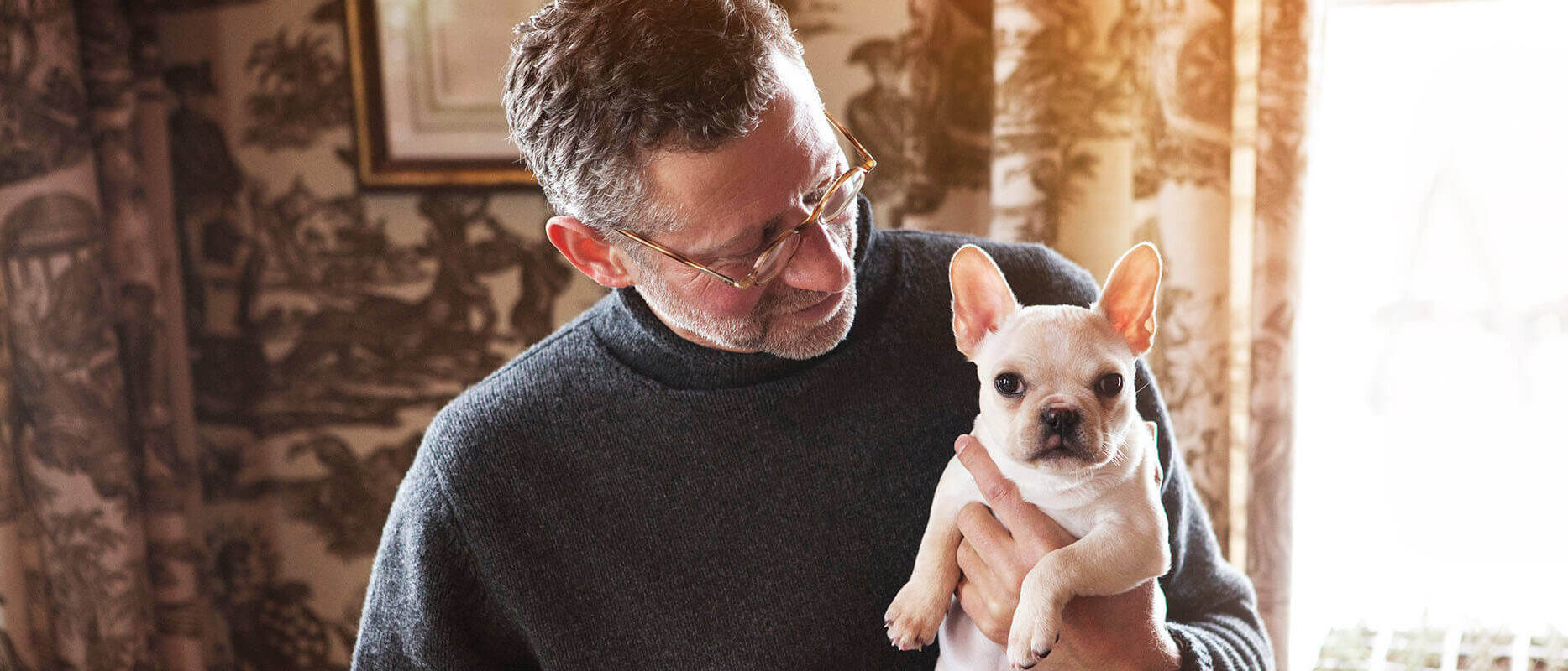 Man med hund. Med Mina Sidor kan du känna dig trygg, här hittar du all information om ditt rememberkort.