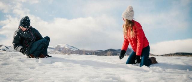 Glada barn kastar snö på varandra. Lika barn leker bäst? Här hittar du prisuppgifter för våra olika kort och tjänster.