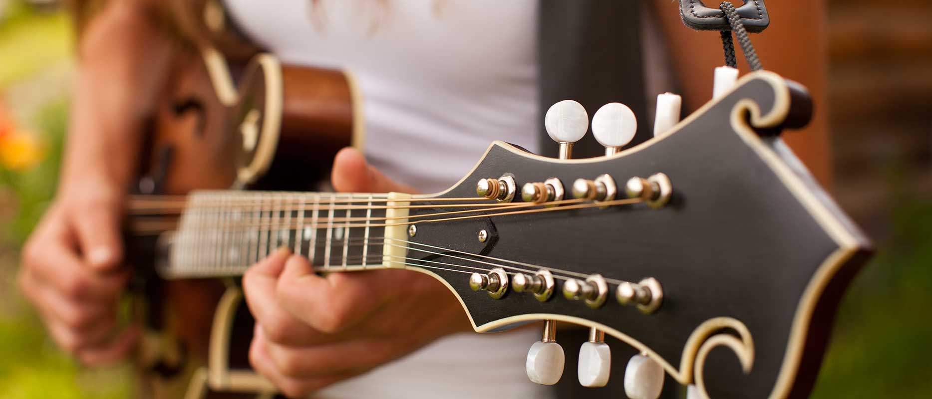 Närbild på gitarr. Ansök om räntefri delbetalning, det är enklare än vad det låter.