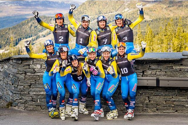 Det svenska alpinlandslaget, som re:member sponsrar, står framför stenmur.