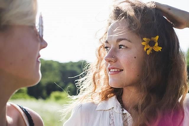 Vänninor med blommor i håret. Upptäck re:member flex, kreditkortet utan årsavgift.