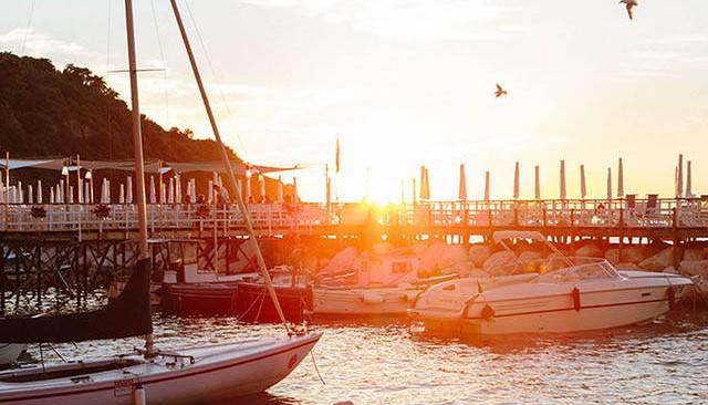 Solnedgång i hamn. Med re:member får du varje månad en översiktlig faktura.