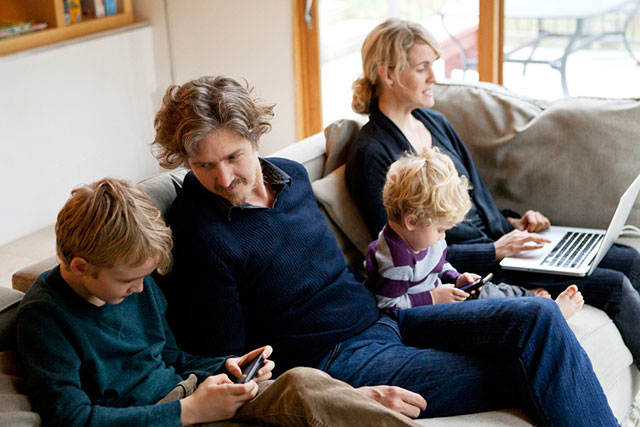 Familj i soffa - Hitta de billigaste flygbiljetterna
