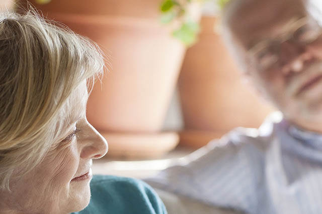 Leende äldre kvinna i soffa. Delbetala räntefritt i upp till 24 månader.