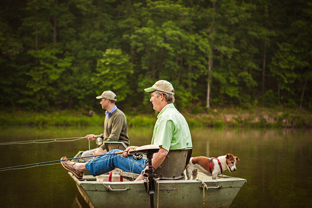 Män i fiskebåt - drömmer du om en fiskesemester?