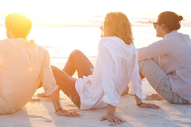 Killar på stranden - beställ din yogaresa med re:member